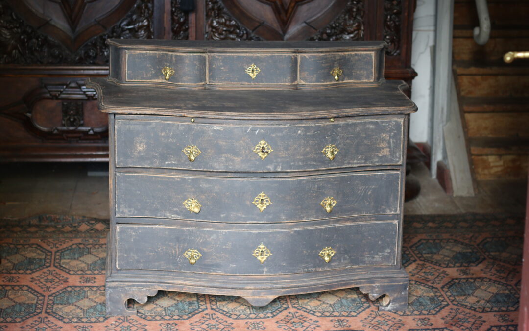 Item no4, Baroque chest